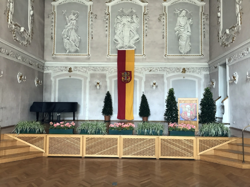 Barocker Stadtsaal mit festlicher Bühne